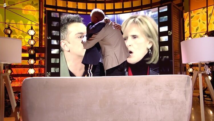 Kiko Hernández y Jorge Javier Vázquez se abrazan en 'Sálvame' | Foto: Telecinco
