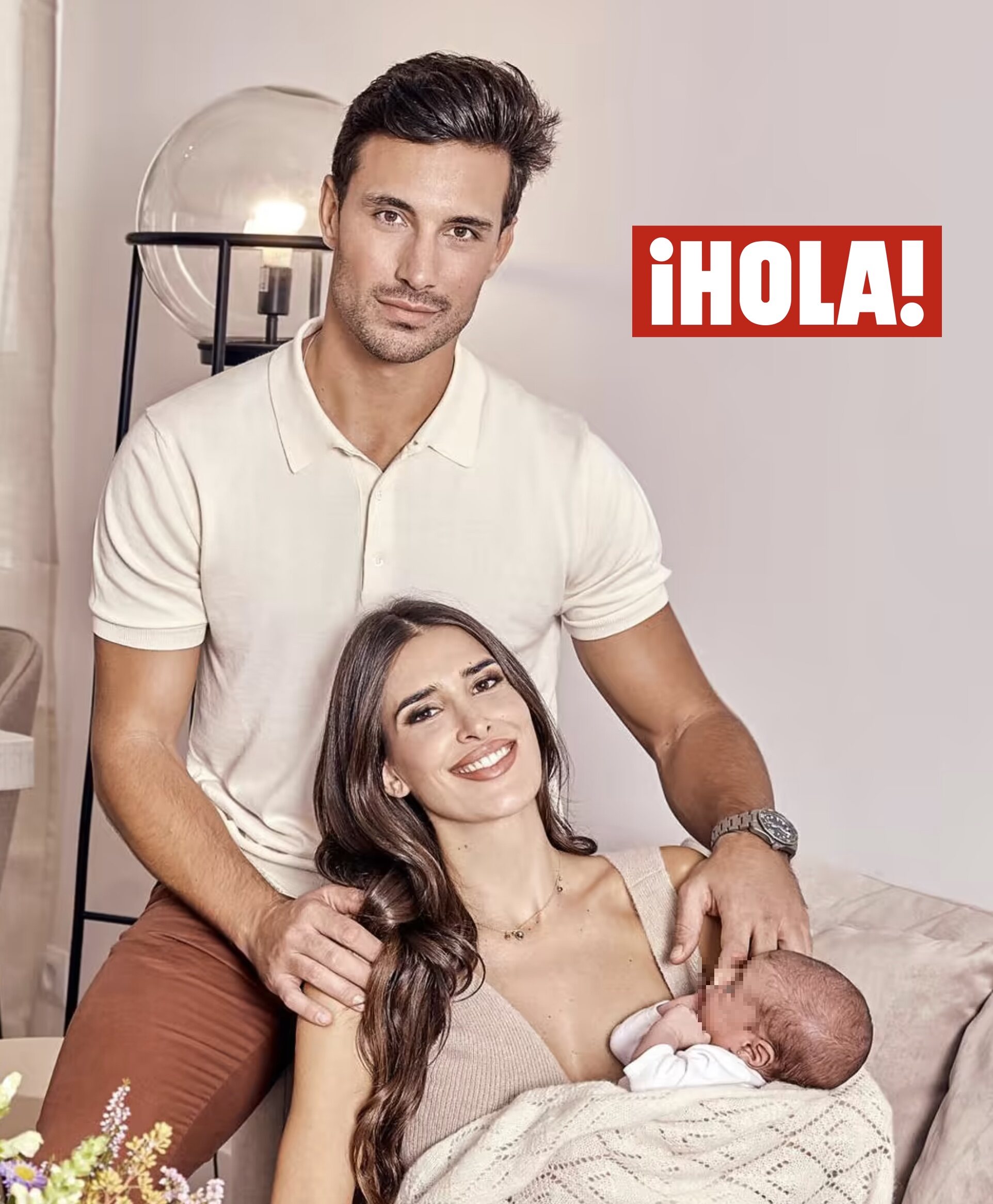 Lidia Torrent y Jaime Aastrain con su hija en la portada de ¡Hola!