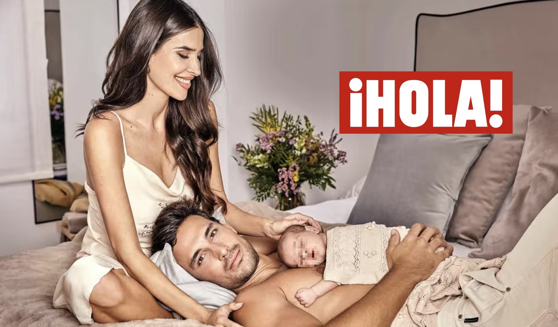 Jaime Astrain y Lidia Torrent con su hija en la revista ¡Hola!