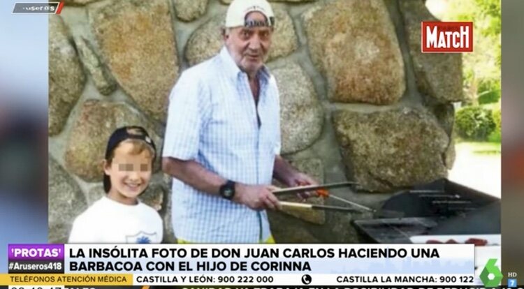 El Rey Juan Carlos haciendo una barbacoa junto al hijo de Corinna