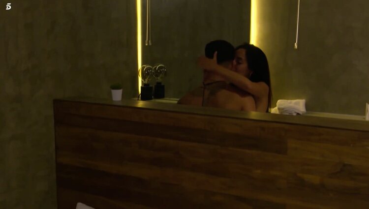 Christian comparte un apasionado beso con María de los Ángeles | Foto: Telecinco