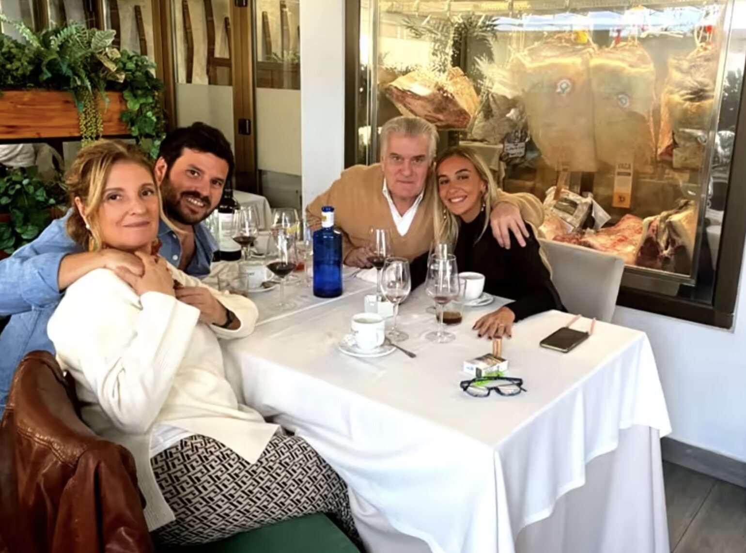 Willy Bárcenas, con sus padres y su novia de comida/ Foto: Instagram