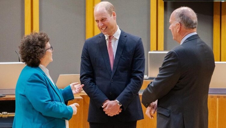 El Príncipe Guillermo con el Primer Ministro de Gales y la Presidenta del Parlamento galés
