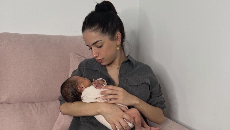 Lucía Sánchez junto a su bebé recién nacida | Foto: Instagram