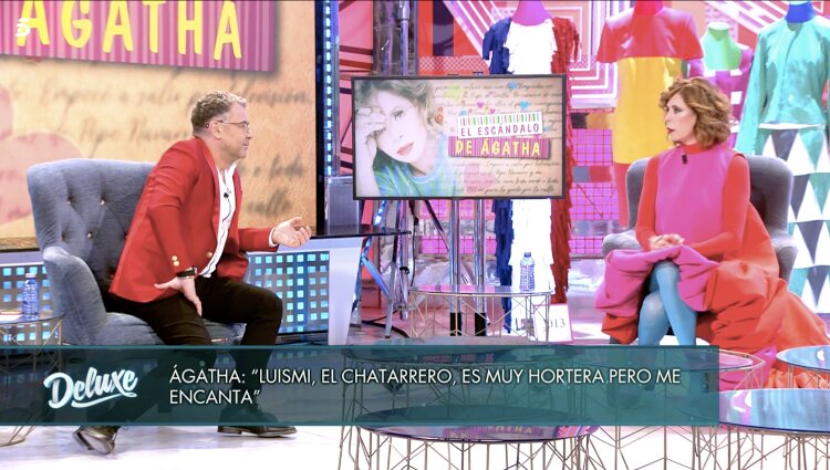 Ágatha Ruiz de la Prada se sienta en el plató del 'Deluxe' |Foto: Telecinco