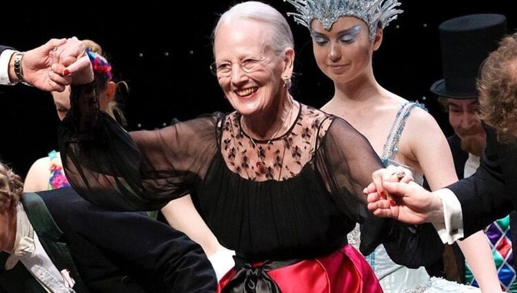 Margarita de Dinamarca sale a saludar tras la representación de 'El Cascanueces' en el Tivoli de Copenhague