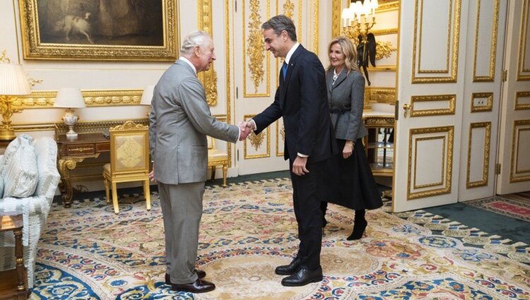 El Rey Carlos III con el Primer Ministro de Grecia, Kyriakos Mitsotakis, en Windsor Castle