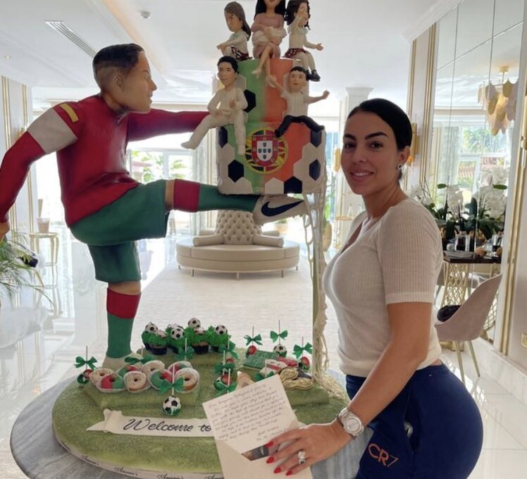 Georgina Rodríguez con una tarta del Mundial de Qatar 2022/ Foto: Instagram