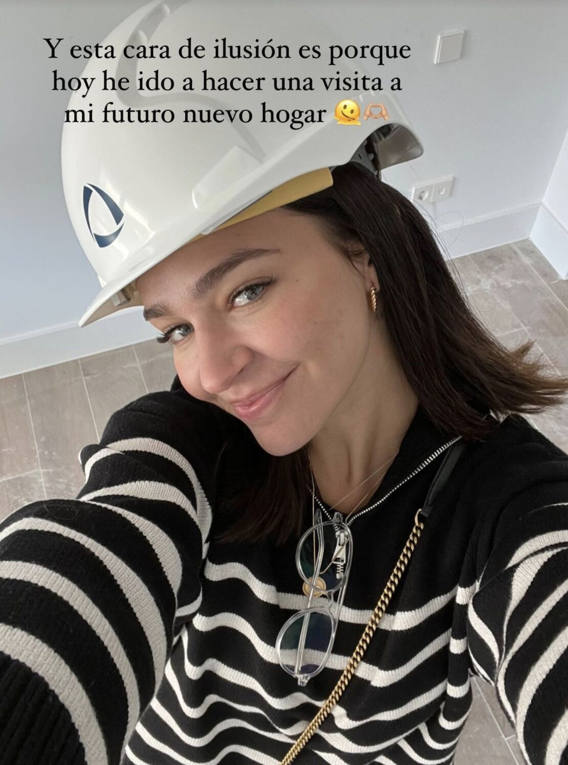 Laura Escanes llevando un casco de obra/ Foto: Instagram