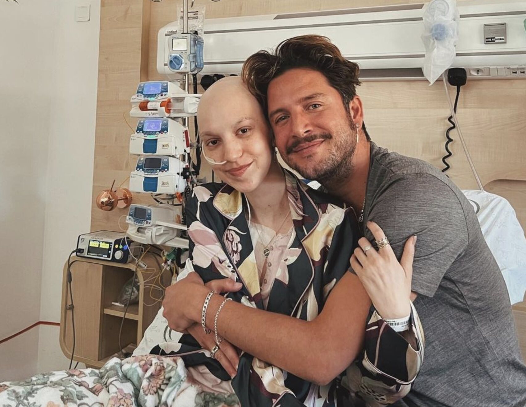 Manuel Carrasco visitando a Elena Huelva en el hospital/ Foto: Instagram