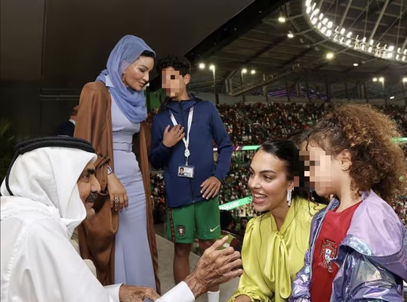 Georgina con sus hijos, la Jequesa Mozah bint Nasser al-Missned y el Emir/ Foto: Instagram