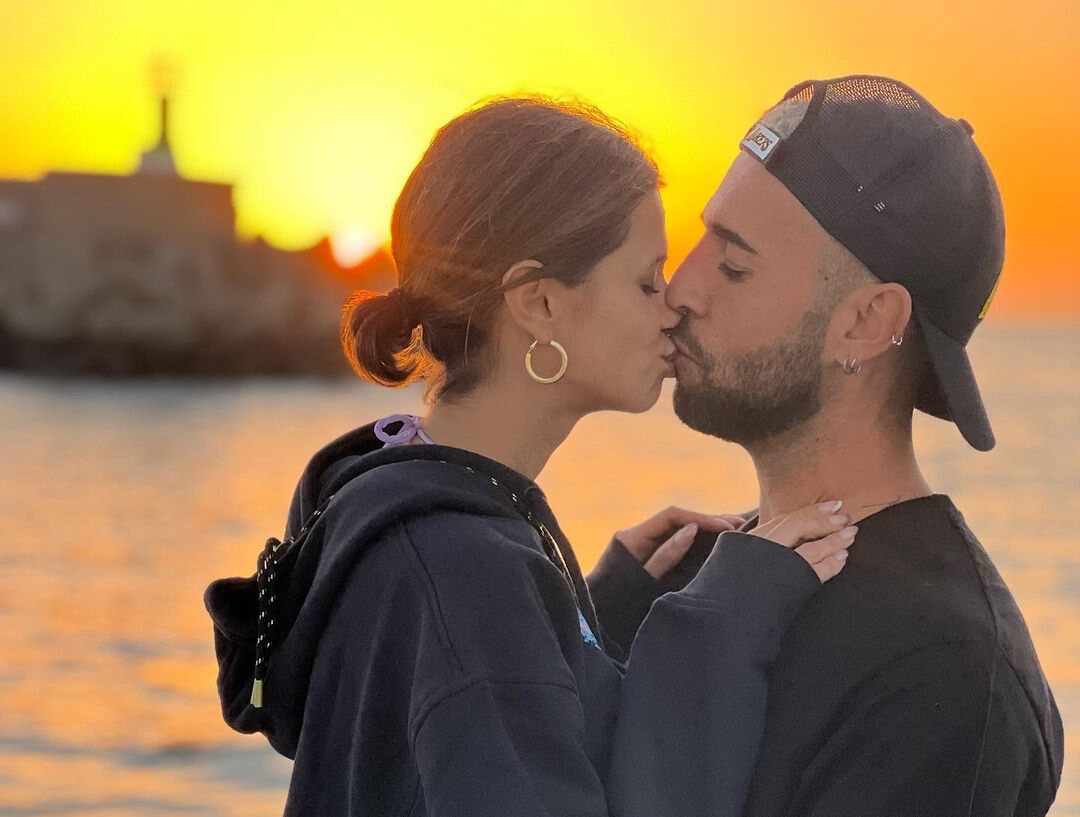 Omar Sánchez y Mrina Ruiz besándose/ Foto: Instagram