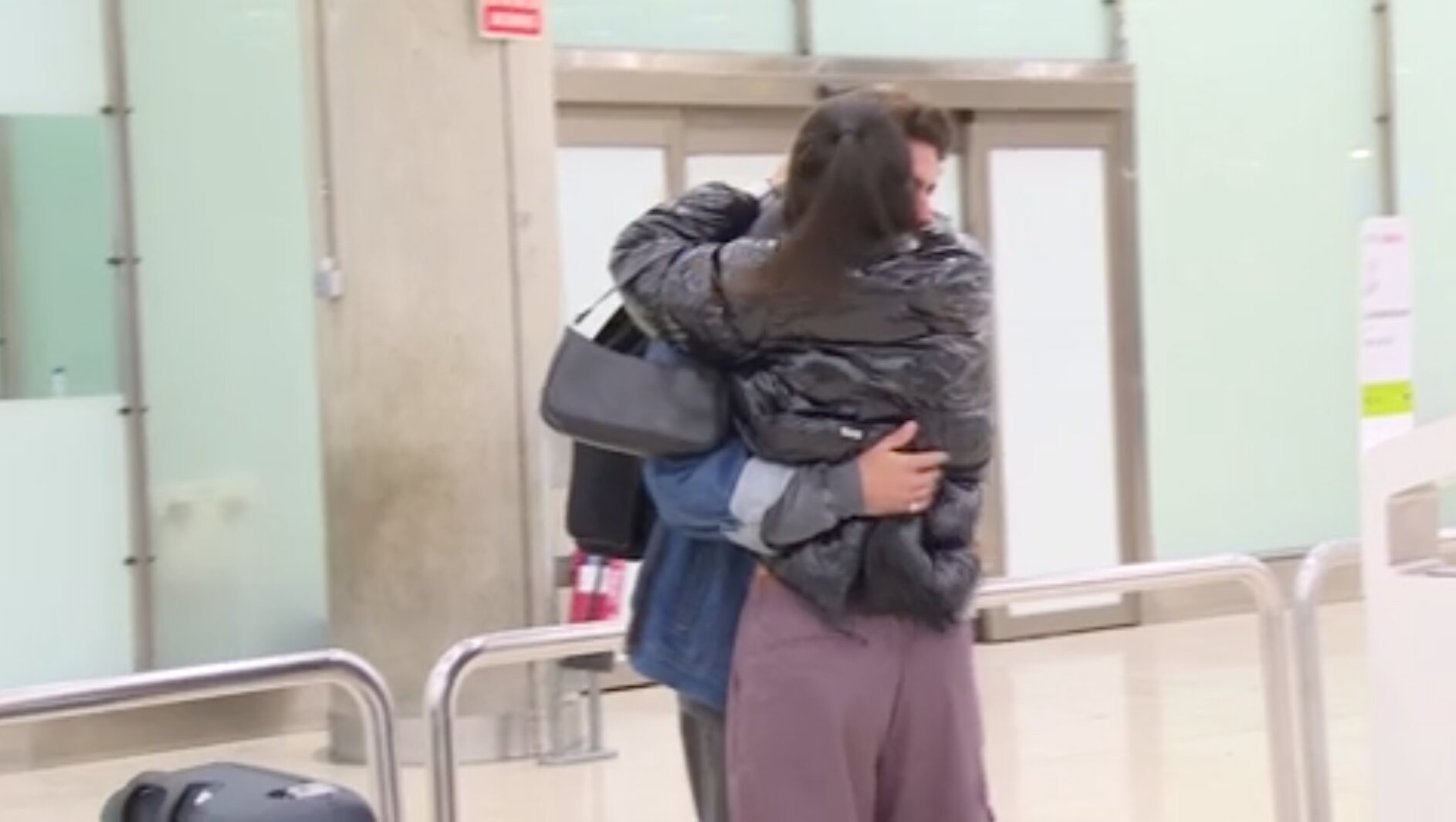 Laura Escanes y Álvaro de Luna abrazándose en el aeropuerto | Foto: Gtres
