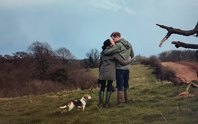 El Príncipe Harry y Meghan Markle besándose mientras pasean a su mascota/ Foto: Netflix