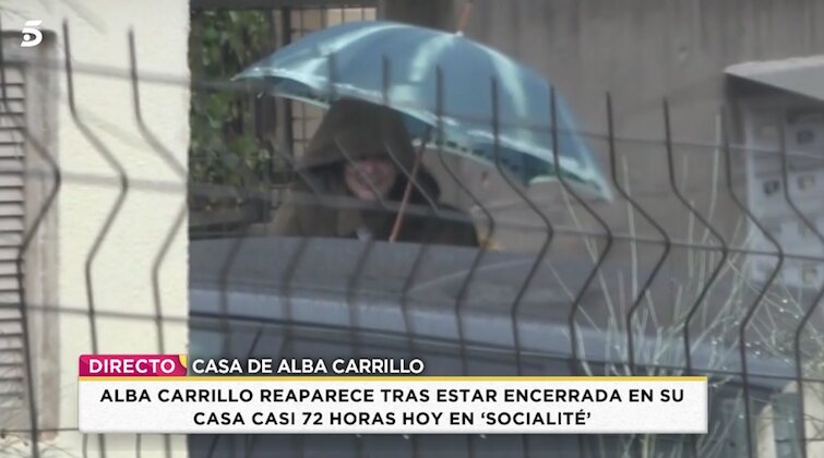 Alba Carrillo reaparece en la puerta de su casa/ Foto: 'Socialité'