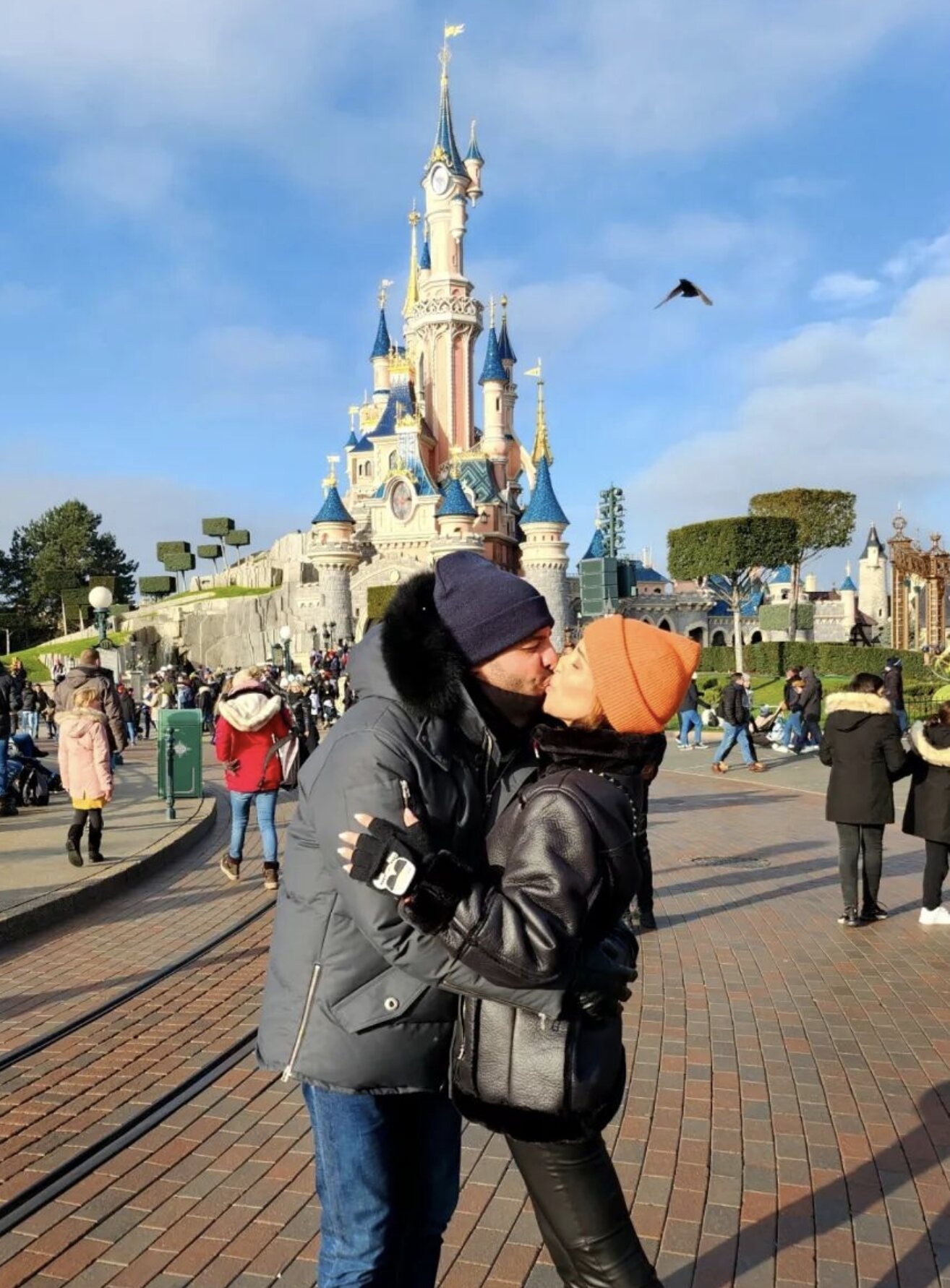 Paula Echevarría y Miguel Torres besándose en Disneyland/ Foto: Instagram