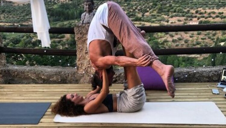 Arturo Requero y su actual pareja, Tamara haciendo yoga/ Foto: Instagram