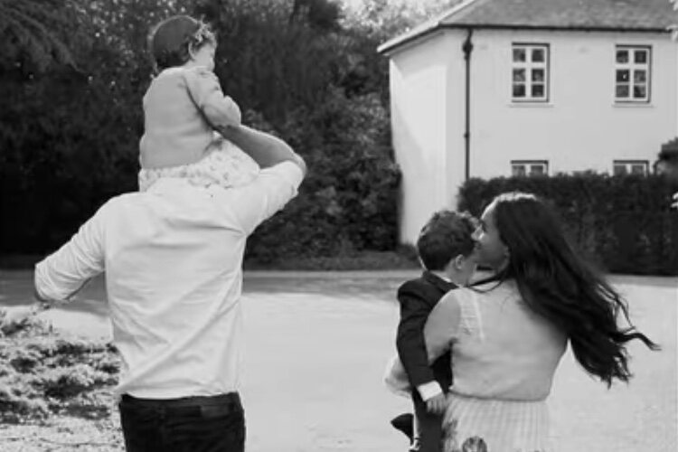El Príncipe Harry y Meghan Markle con sus dos hijos 