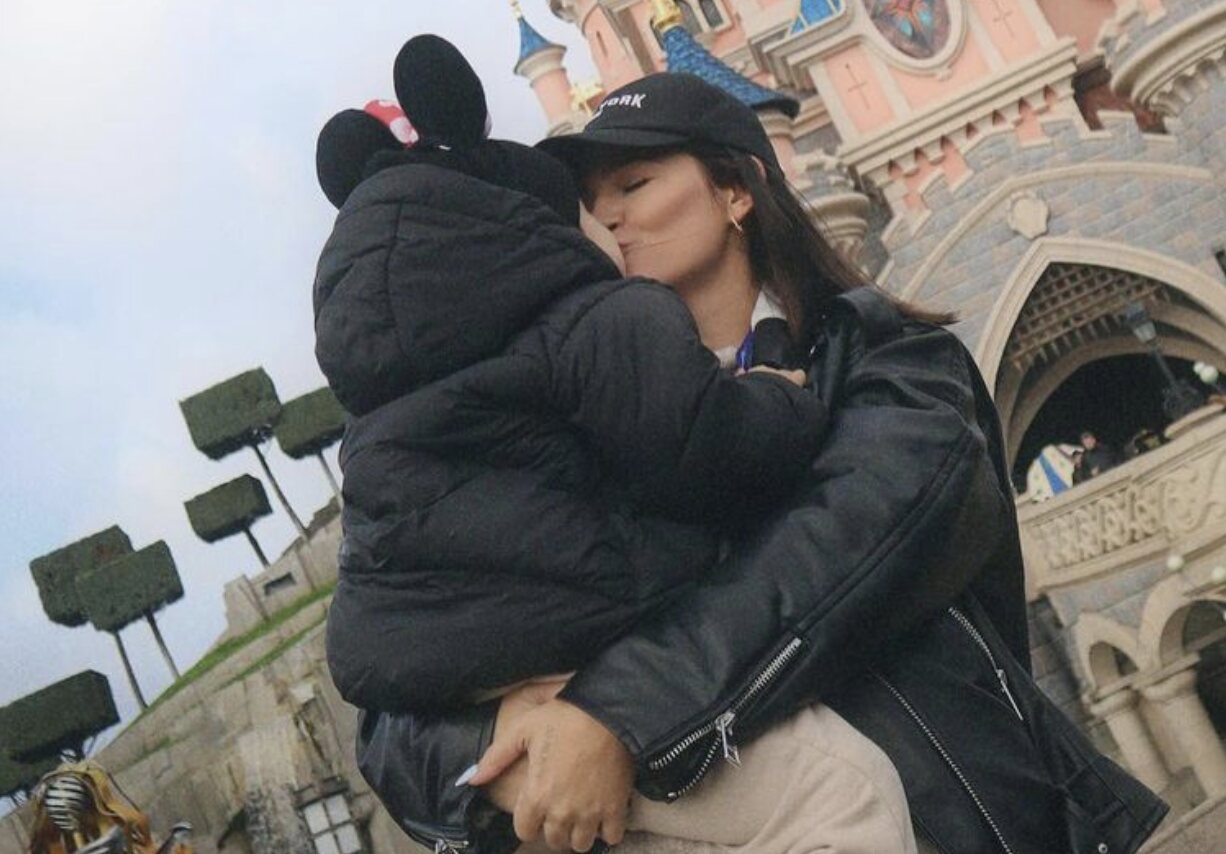 Laura Escanes en Disneyland París con su hija Roma/ Foto: Instagram