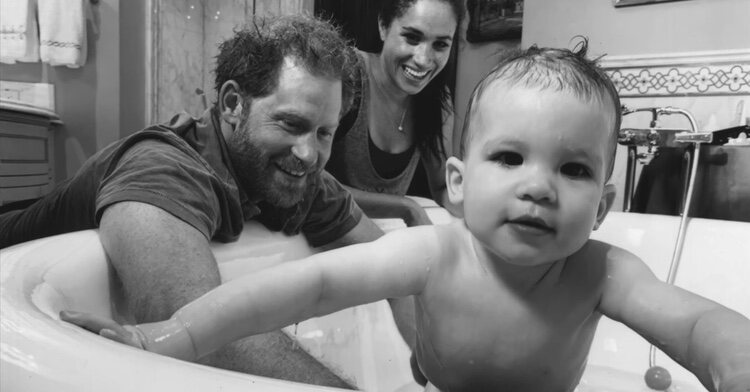 Harry y Meghan bañando a su hijo Archie