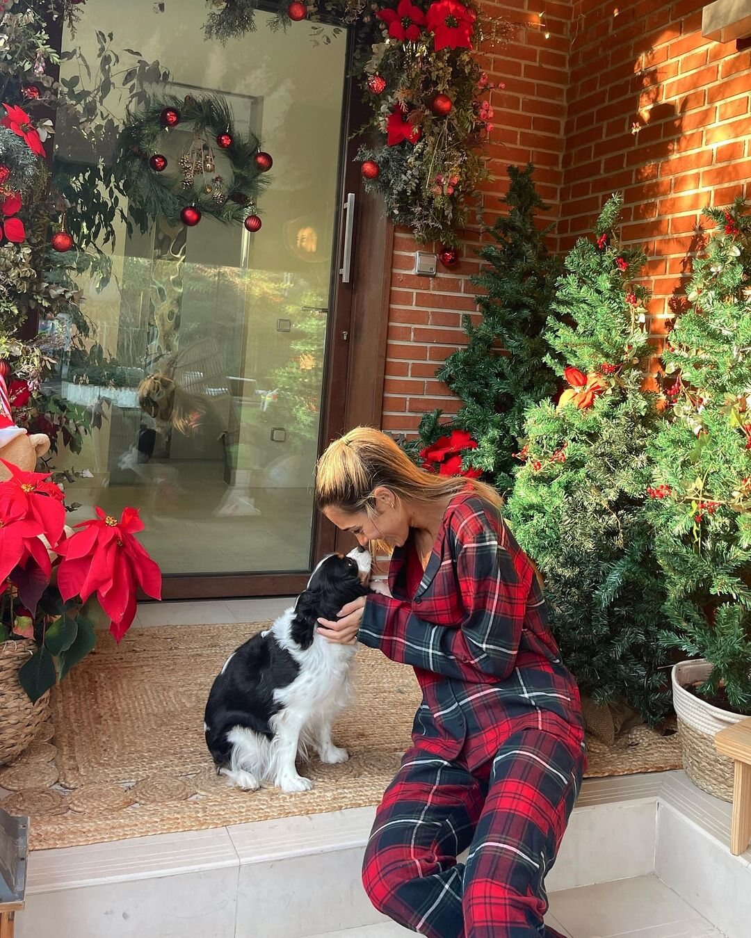 Anna Ferrer con disfrutando de la decoración navideña de su casa | Instagram
