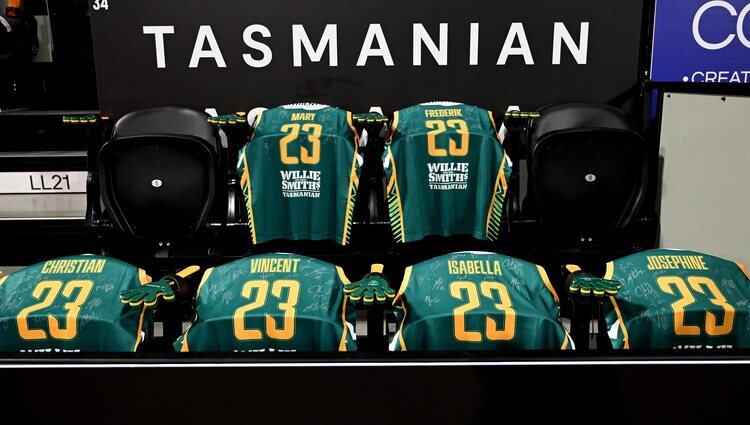 Los Tasmania JackJumpers regalan camisetas a la Familia Real | Foto: Tasmania JackJumpers
