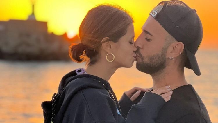Omar Sánchez y Marina Ruiz besándose en Canarias/ Foto: Instagram