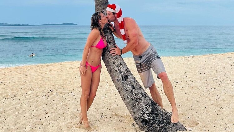 Elsa Pataky y Chris Hemsworth se besan en la playa | Foto: Instagram