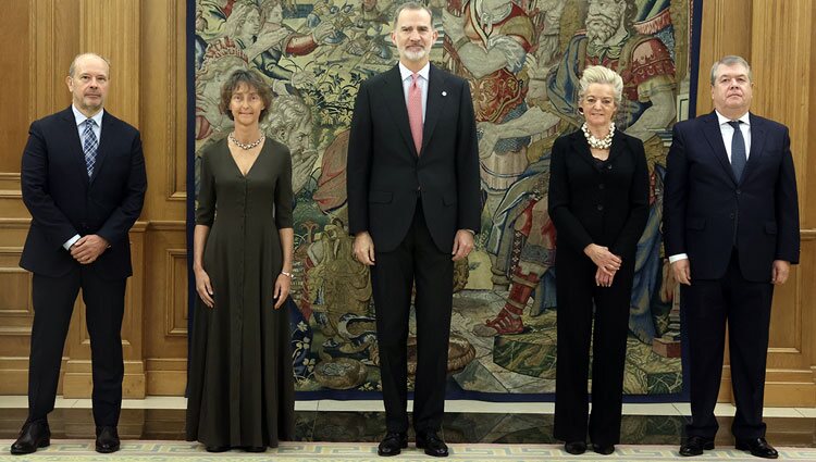 Felipe VI con los cuatro nuevos magistrados del Tribunal Constitucional