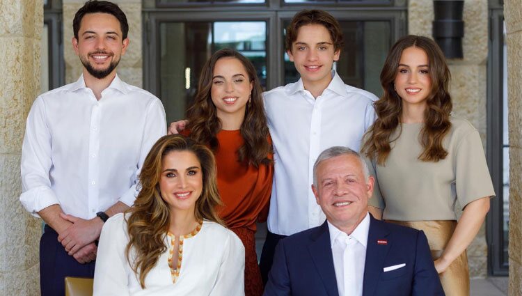 Los Reyes Abdalá y Rania de Jordania con sus hijos felicitan el año 2023