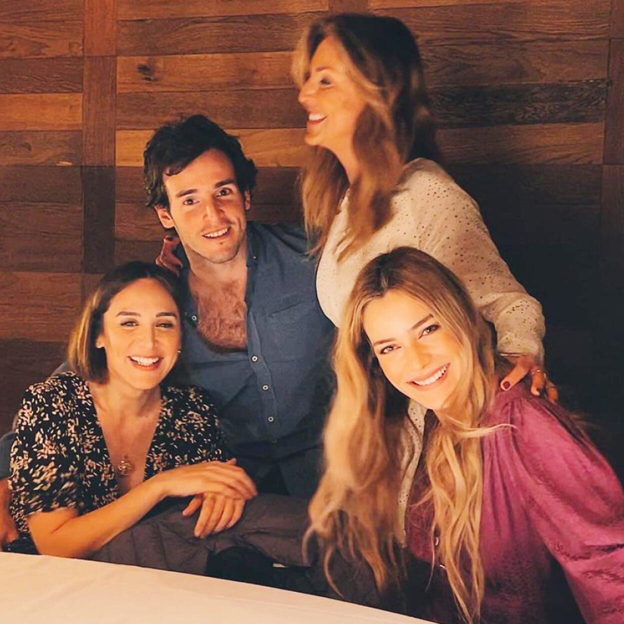 Íñigo Onieva con Tamara Falcó, su madre y su hermana en un restaurante/ Foto: Instagram