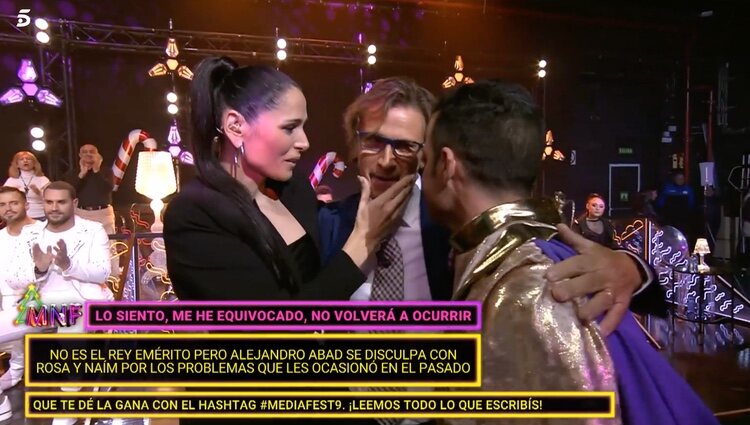 El emotivo abrazo entre Alejandro Abad, Rosa López y Naím Thomas | Foto: Telecinco