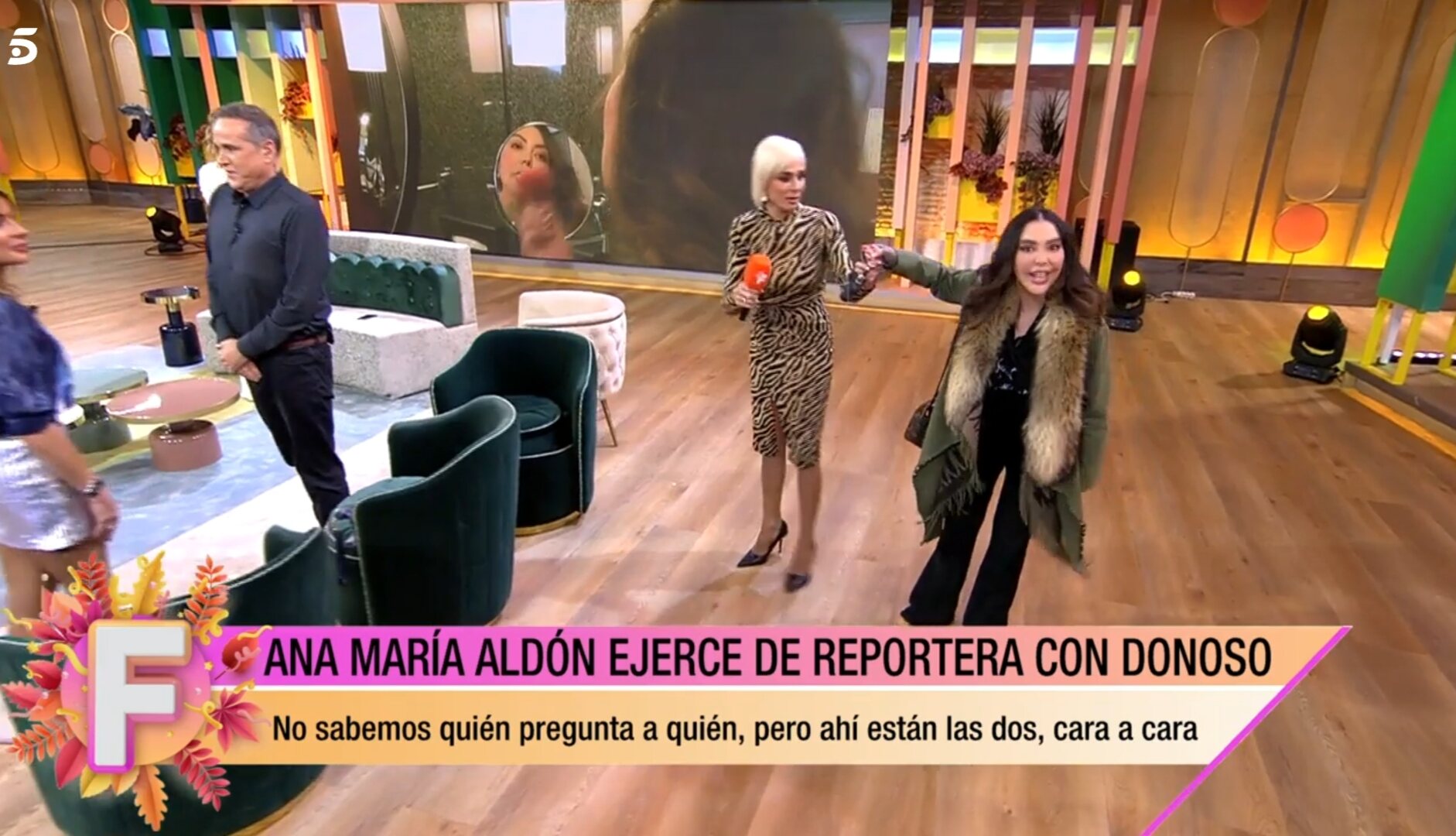Patricia Donoso y Ana María Aldón entrando en plató de la mano / Foto: Telecinco.es