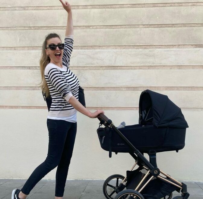 Anna Simón dando un paseo con su hija/ Foto: Instagram