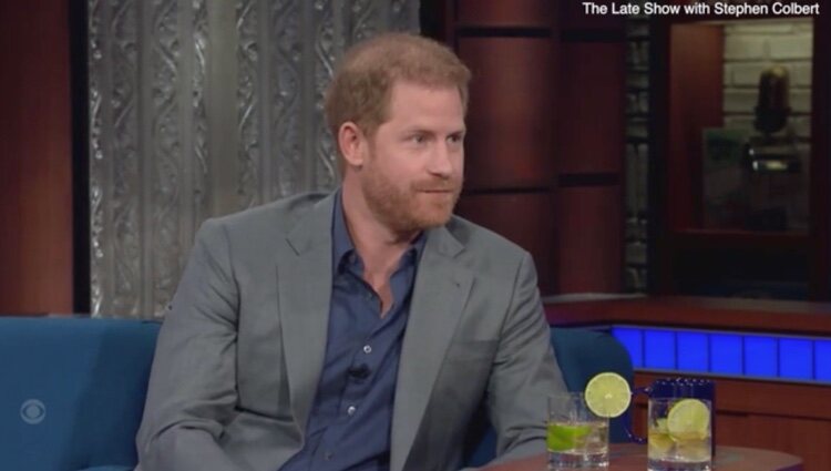 El Príncipe Harry durante su entrevista 'The Late Show' con dos vasos de tequila | Foto: CBS