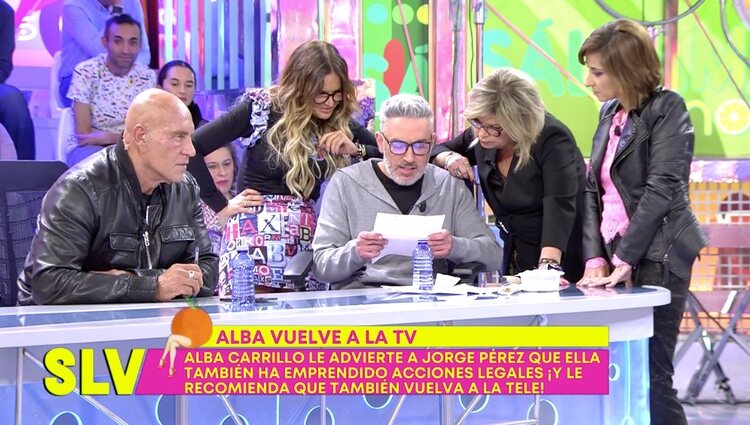 Kiko Hernández leyendo el burofax de Jorge Pérez y Alicia Peña/ Foto: Telecinco