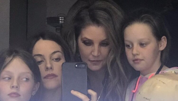 Lisa con su hija y nietas | Foto: Instagram