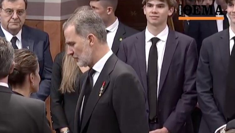 La Reina Letizia saludando a sus sobrinos en el funeral de Constantino de Grecia