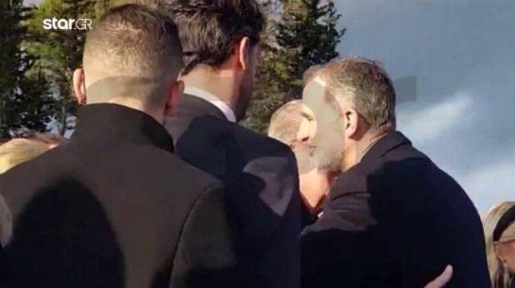 El Rey Felipe dando un beso a su padre