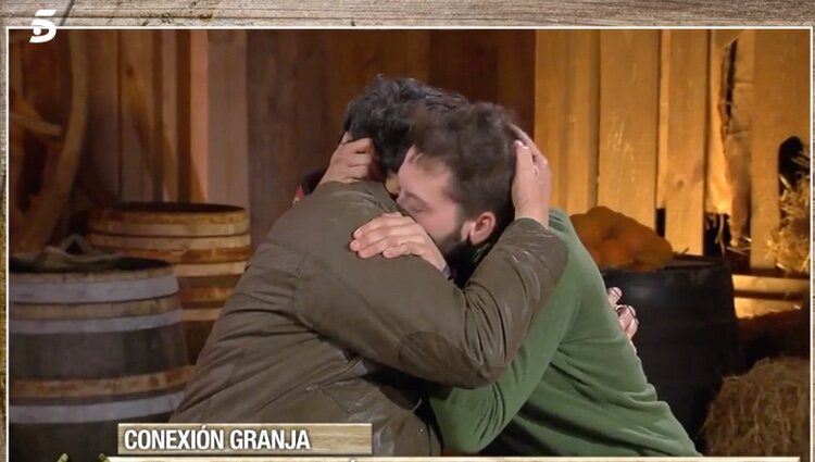 José Antonio Avilés y su padre abrazándose/ Foto: Telecinco