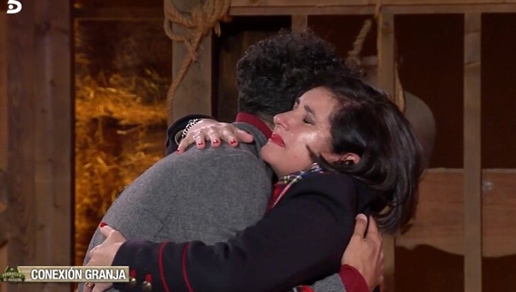 Kiko Jiménez y su madre abrazándose/ Foto: Telecinco