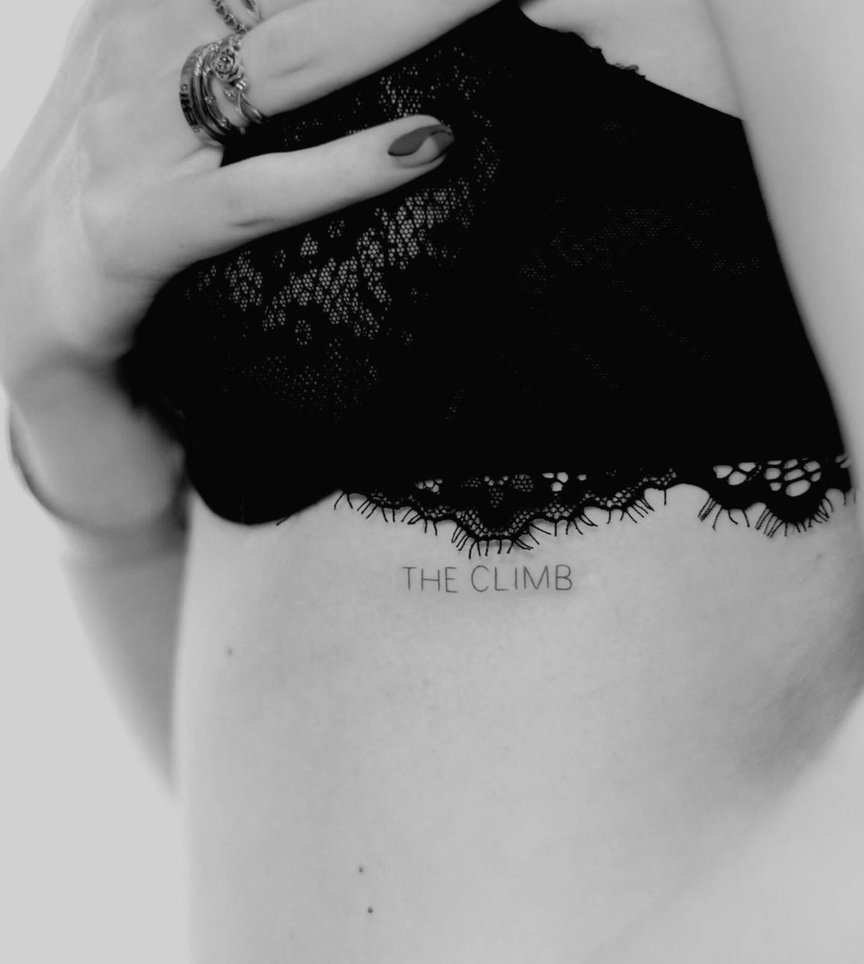 Emi Huelva presume de su nuevo tatuaje/ Foto: Instagram