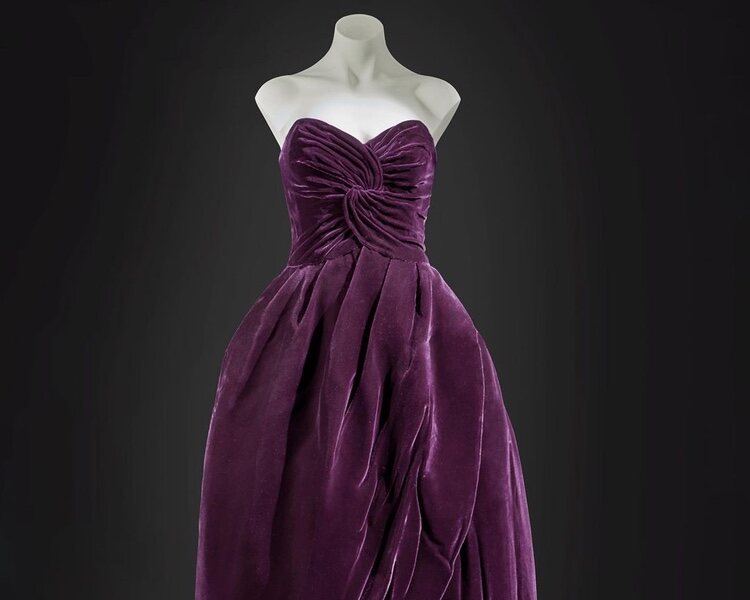 Parte delantera del vestido morado de Lady Di que ha sido vendido en subasta | Foto: Instagram