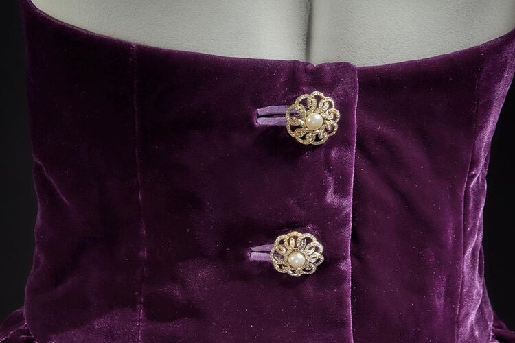 Botones joya de la espalda del vestido morado de Lady Di | Foto: Instagram