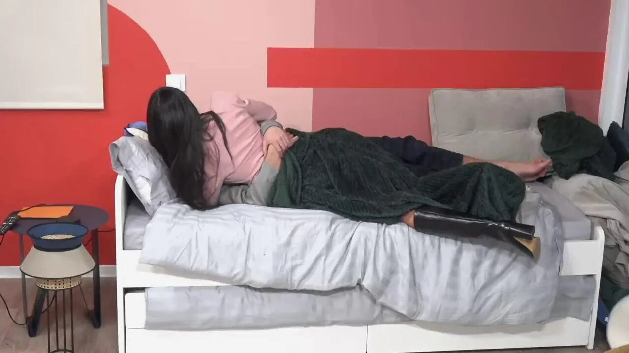 Claudia y Javi abrazados en la cama en el piso de 'Solos' | Foto: Telecinco.es