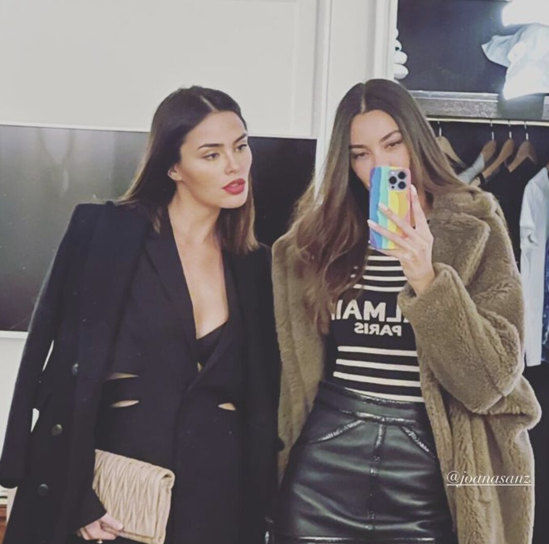Joana Sanz con una amiga en París/ Foto: Instagram