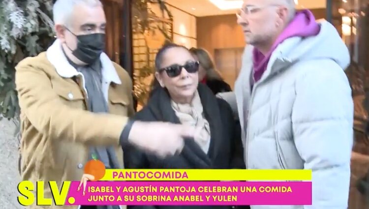 Isabel Pantoja sale de comer | Foto: telecinco.es