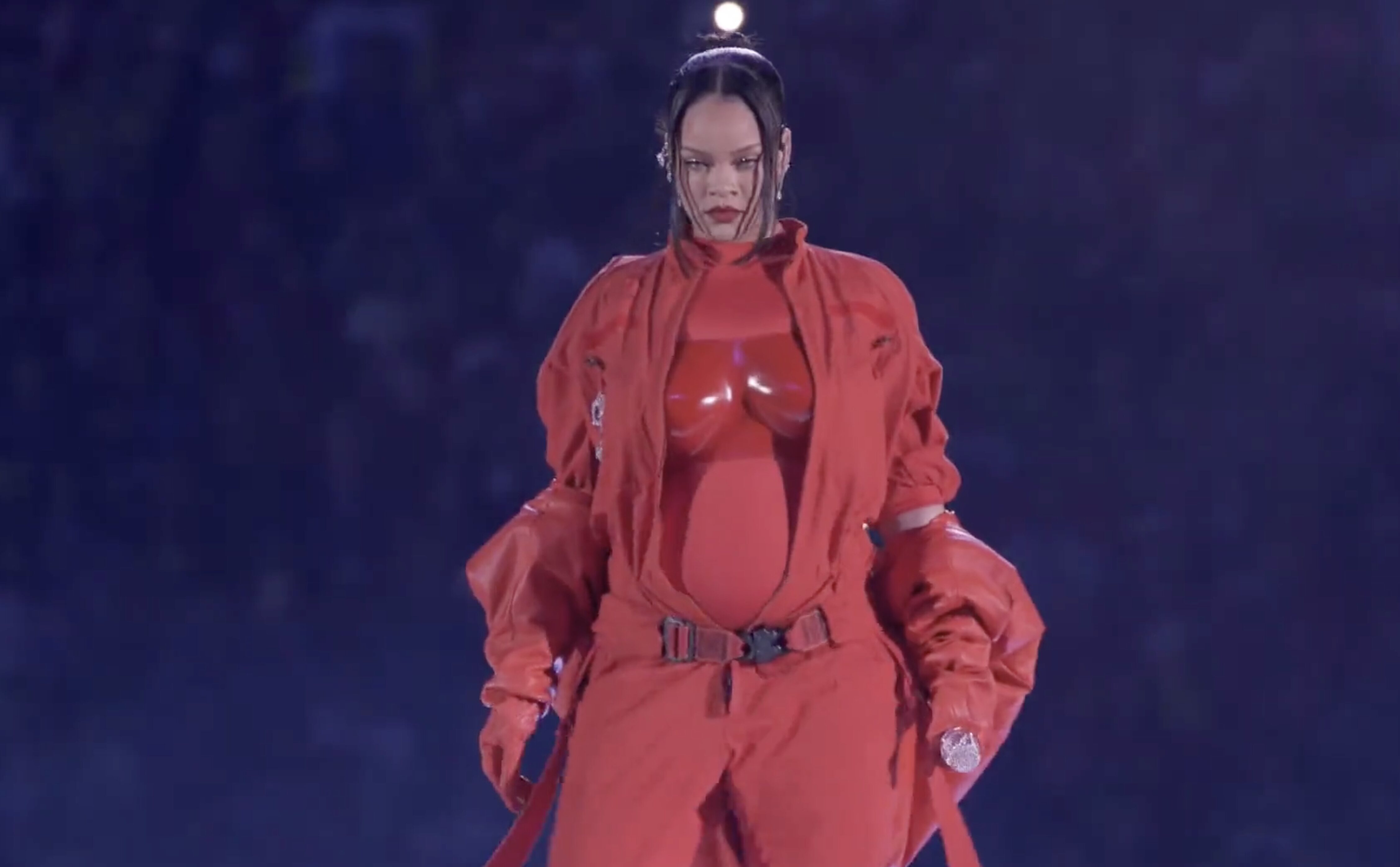 Rihanna actuando en la Super Bowl 2023