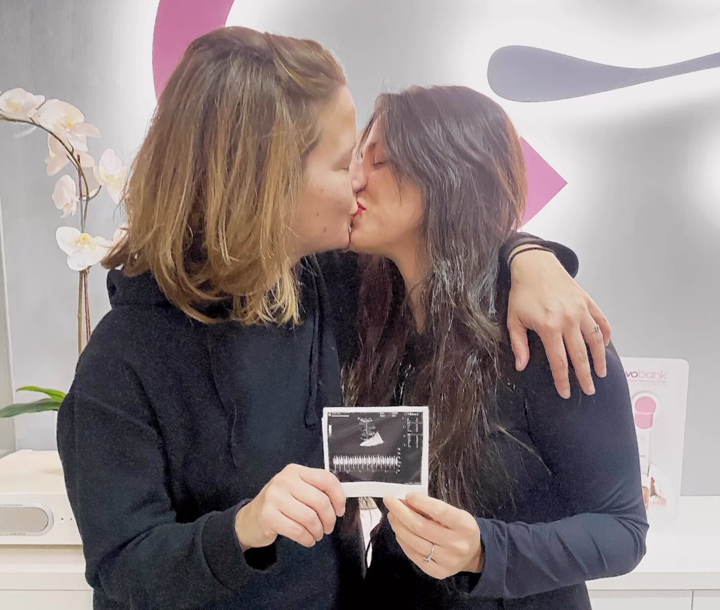 María Casado y Martina diRosso posando con la ecografía de su hijo | Foto: Instagram