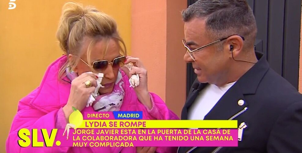 Lydia Lozano llora junto a Jorge Javier Vázquez / Foto: Telecinco.es